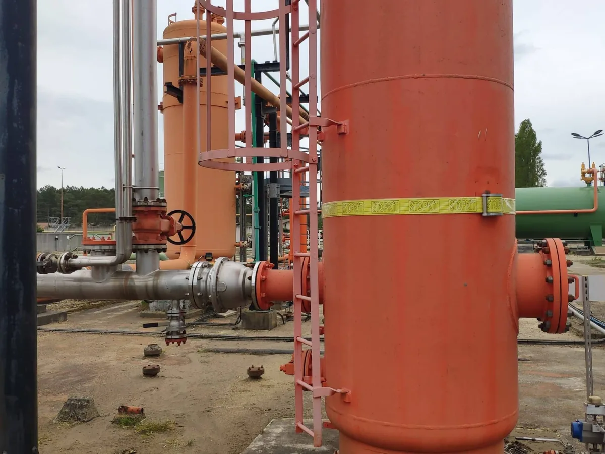 STOPKiT VESSEL strap fitted on an orange pressure vessel