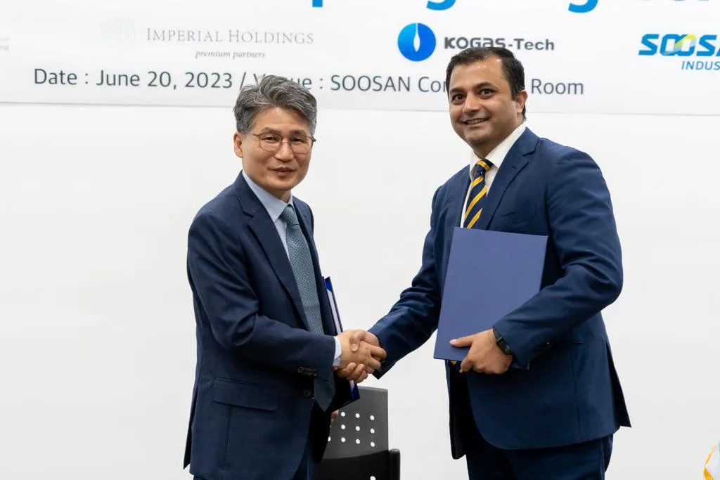 Handshake at the signing with KOGAS-Tech and SOOSAN Industries